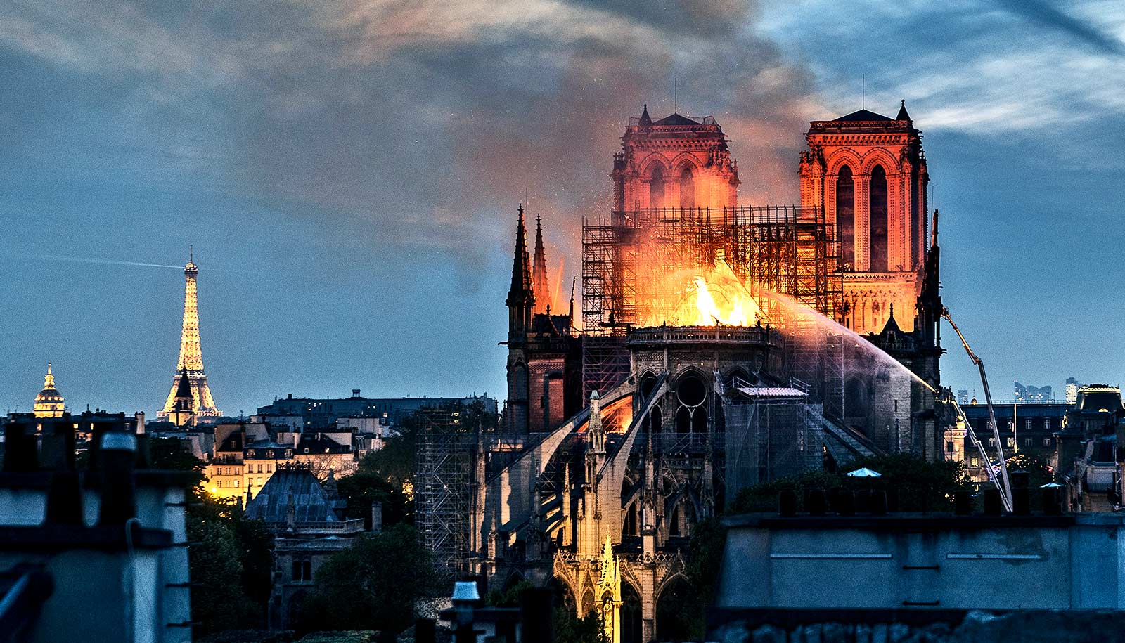 пожар нотердам в париже