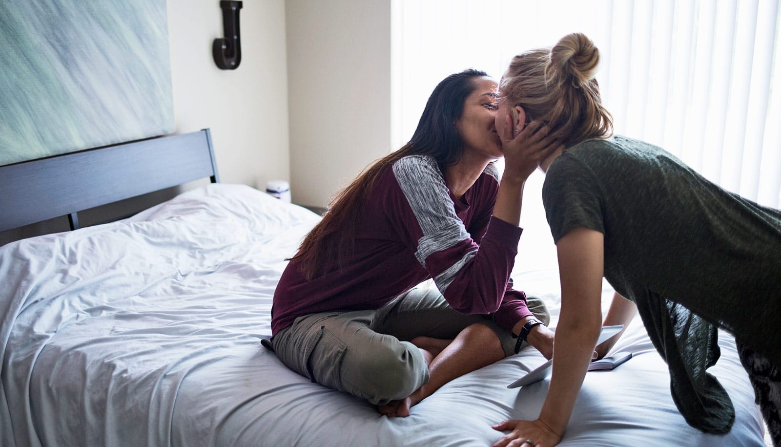 Молоденькие лесбиянки попробовали жжм секс от первого лица