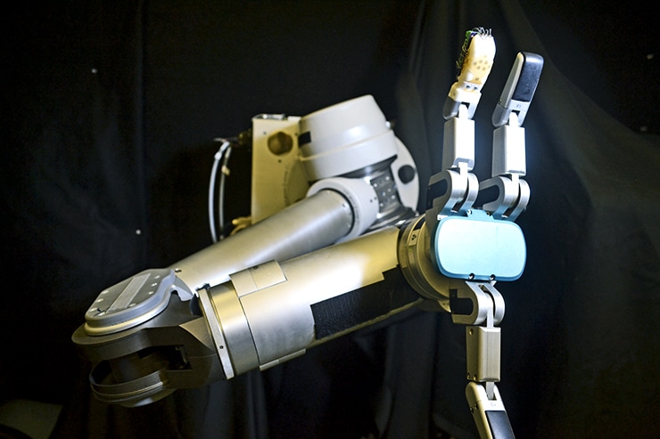 robot arm and skin sensor on fingertip