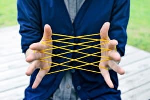 cats cradle string between fingers