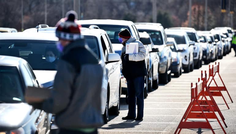 A huge line of cars waits for covid-19 tests