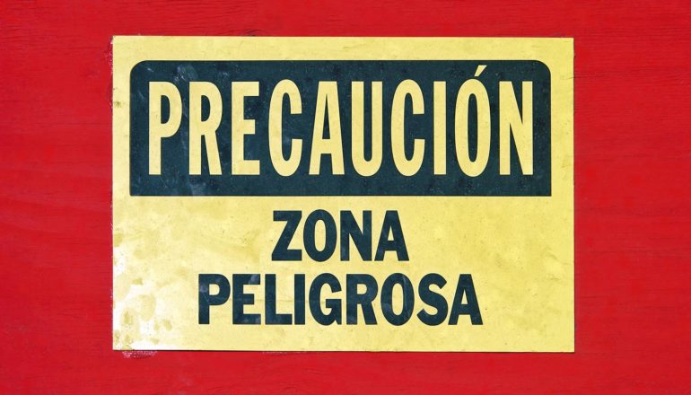 sign says "precaución zona peligrosa"